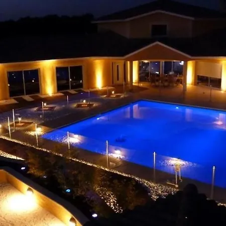 Villa Maoni *